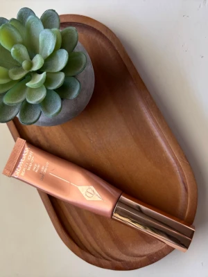 Charlotte Tilbury Beauty Light Wand Peachgasm - Säljer den populära Charlotte Tilbury Beauty  Wand i nyansen Peachgasm💗den fungerar både som blus ock highlightet i en! Har aldrig använt den på ansiktet utan bara testat färgen på handen en gång! Nypris 509kr