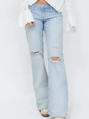 Ljusblå slitna bootcut jeans lowwaist - Säljer ett par ljusblå bootcut jeans med slitningar och hål på låren och knäna. Jeansen har klassisk femficksmodell, hög midja och är tillverkade i denim. Perfekta för en avslappnad och trendig look. Använd tre gånger.