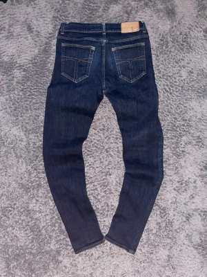 Tiger of Sweden  - Snygga Tiger of Sweden⭐️jeans i färgen marinblå 🔵Dem är storlek W30 L32! Väldigt fint skick på dem! ⭐️Det är Model Evolve vilket är typ slim fit!👖