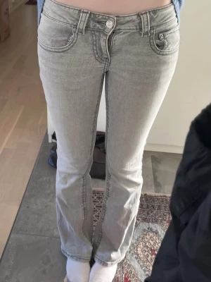 Ljusgråa bootcut jeans - Ljusgråa lowwaist bootcut jeans från gina, 36/XS