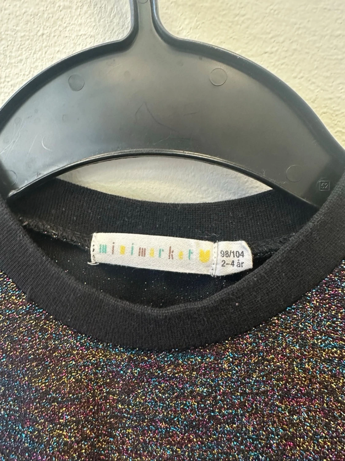 Glittrig svart volangklänning H&M - 2