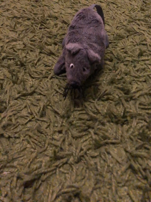 Grå mjukisråtta i plysch - Söt liten mjukisråtta i grå plysch med svans, små öron och broderade ögon. Perfekt som leksak eller dekoration. Råttan har svarta morrhår och en mjuk, gosig känsla.