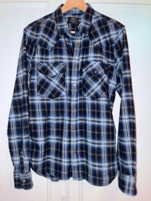 Neuw Overshirt  - Skön mönstrad overshirt, lite tunnare, från märket Neuw. Använd enstaka gång.