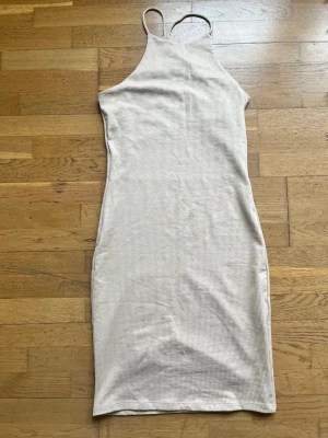 Beige ribbad midiklänning med smala band - Snygg beige ribbad klänning med smala axelband 