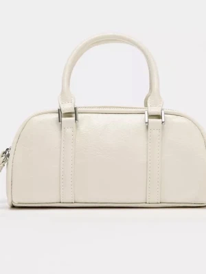 Vit liten väska🤍 - Superfin liten handväska i krämvit/beige färg 🤍 Perfekt både som handväska och crossbody (avtagbar axelrem ingår). Väldigt trendig modell just nu med minimalistisk och clean look ✨