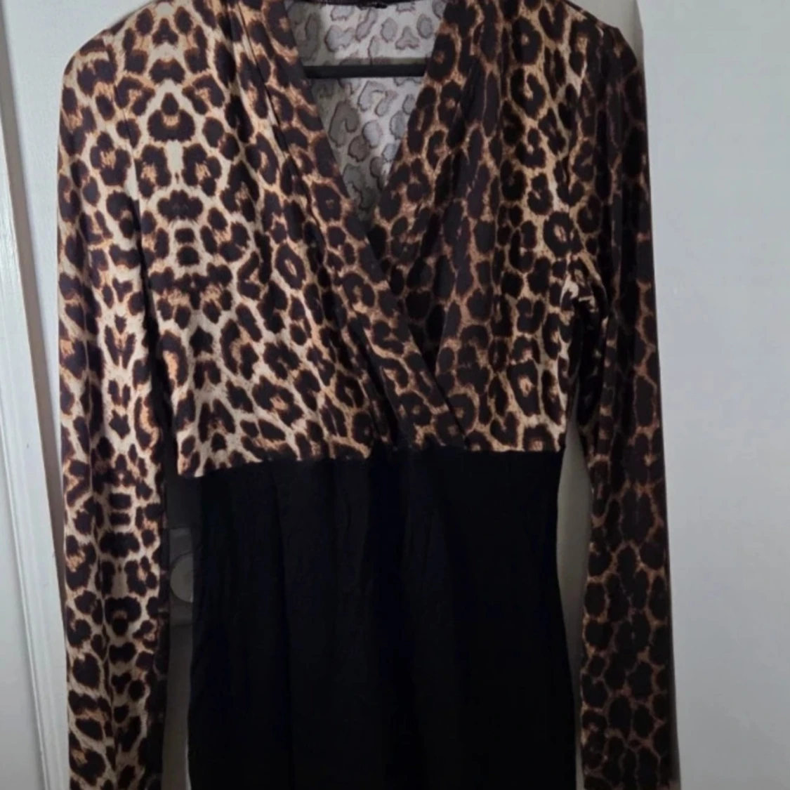 Leopardmönstrad omlottklänning