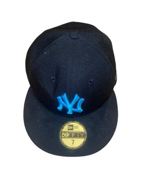 new era keps - new era svart fitted keps som knappt är använd. Säljs då den är för liten för mig. 