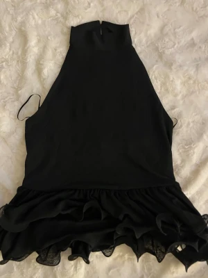 Halterneck topp - Super fin halterneck topp från Gina med volanger, helt oanvänd. Storlek S men passar xs-m