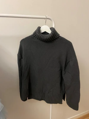 HM polotröja - Säljer min stickade polotröja från HM i storlek S, skulle säga att den är lite liten i storleken. Slittar på sidorna av tröjan och krage som kan vikas lite hur man vill. Lite nopprig men förstör ej helhetsintrycket💞bara att höra av sig vid funderingar