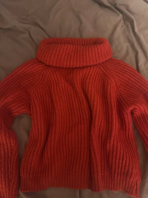 Röd polotröja stickad - Säljer en snygg röd stickad polotröja från Ü. Tröjan har grov ribbstickning, hög polokrage och långa ärmar. Perfekt för kalla dagar och riktigt mysig att bära. Passar dig som gillar färg och vill ha något varmt och stilrent. Se storlek bild 2 men passar mig som vanligtvist är strl S