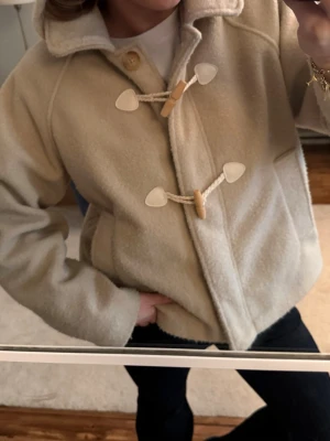 Söt jacka från Zara  - Jättesöt jacka från Zara som tyvärr är förliten för mig. Det står att storleken är 164, men skulle mer säga att den är XS/S. 