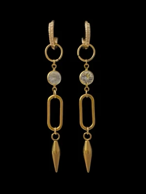 Guldiga örhängen med klar kristall och droppformad spets - Priset avser ett par örhängen. Material: Guldpläterat rostfritt stål och kristall Längd: ca 6,5 cm Nickelfria och handgjorda