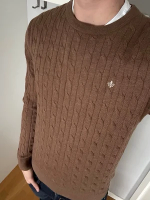 Brun kabelstickad tröja från Morris - Brun Kabelstickad tröja från Morris i 100% merinoull | Mycket bra skick, har endast ett litet hål | Storlek M 
