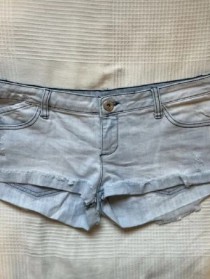 Ljusblå jeansshorts - Snygga ljusblåa jeansshorts🩵Midjemått: 38 cm