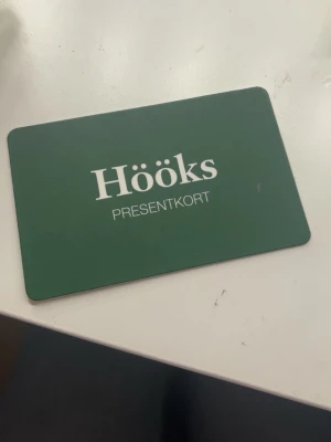 Hööks presentkort 500 kr - Pris går att diskutera. Köp! Det går snart ut och jag säljer det billigare. Grönt presentkort från Hööks med ett värde på 500 kr. Kortet gäller i butik och webbutik i Sverige och är giltigt till 2026-04-01. Perfekt för dig som gillar hästsport eller vill köpa utrustning till häst och ryttare.