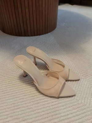 Klackar från mango - Stilrena beige pumps från mango, stl 36. Super bekväma!