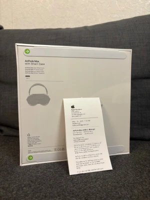 Apple AirPods Max Midnight USB-C - Snygga och moderna Apple AirPods Max i färgen Midnight med USB-C. Over-ear design med mjuka öronkuddar och justerbart huvudband i metall och mesh. Levereras med Smart Case. Perfekta för musik, gaming och samtal med grym ljudkvalitet.