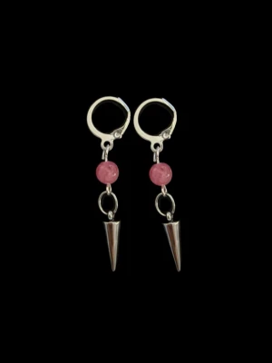 Silvriga örhängen med rosa pärlor och koner - Säljer ett par coola örhängen med silvriga ringar, rosa pärlor och spetsiga koner i metall. Perfekta för dig som vill ha en edgy och unik stil. Passar till många olika looks och är lätta att matcha med andra accessoarer.