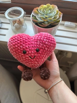 Virkat rosa jellycat hjärta - Virkat rosa jellycat hjärta med mörkbruna ben. Den här säkerhetsögon som inte är lämpliga för barn under 3 år💗