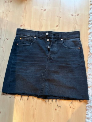 Svart jeanskjol från HM - Svart jeanskjol från HM