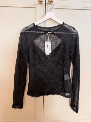 Svart spetstopp - Helt ny svart spetstopp från ginatricot, säljer på grund av att den inte passade mig