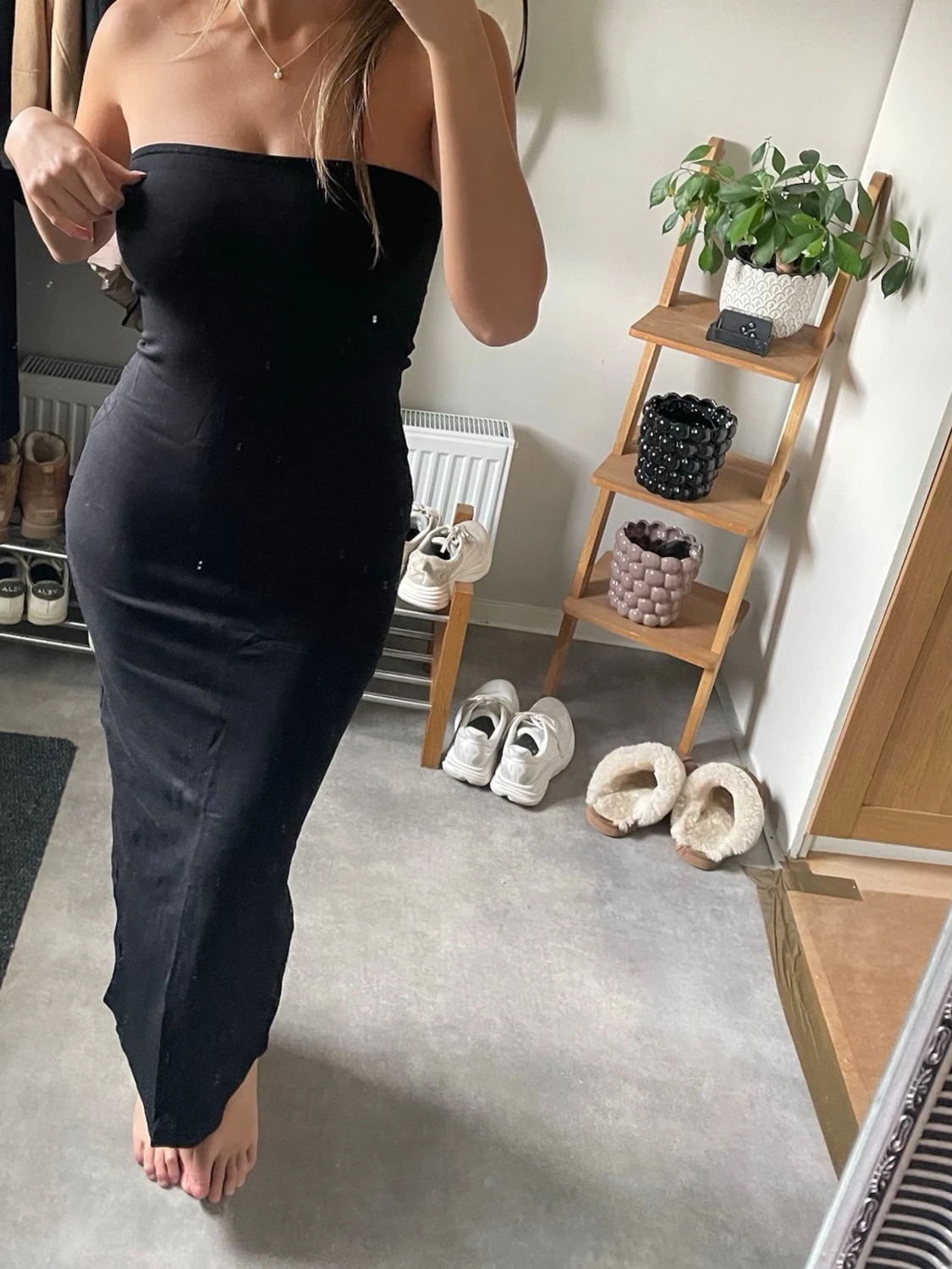 Svart axelbandslös långklänning - 4