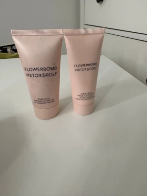 Viktor & Rolf Flowerbomb duo - Säljer två produkter från Viktor & Rolf Flowerbomb-serien: en duschgel och en kroppskräm i ljusrosa tuber. Båda har en elegant och enkel design med svart text. Perfekt för dig som gillar lyxiga dofter och vill ha matchande produkter i badrummet. Är testad ca 2-3ggr.