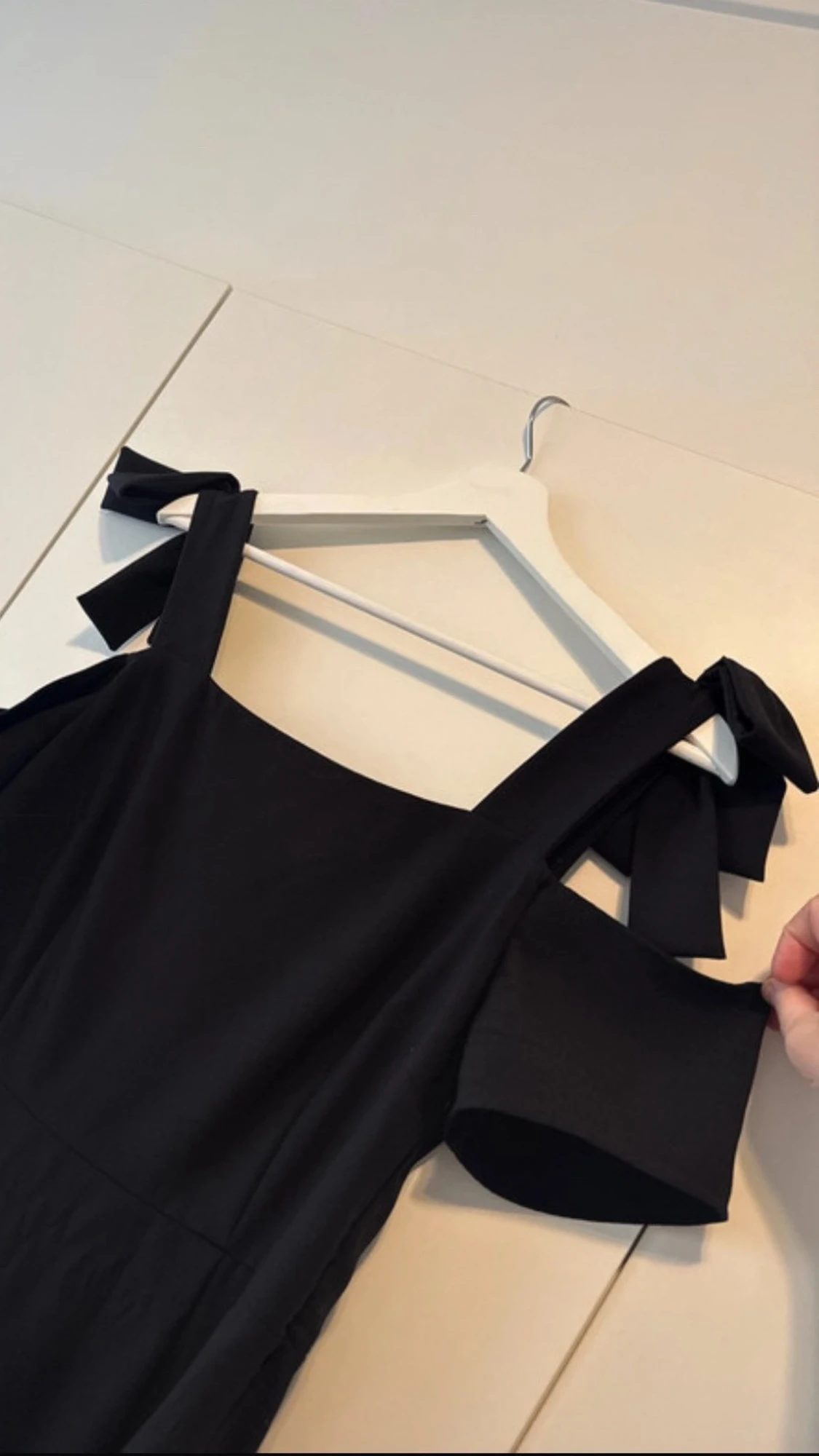 Svart klänning med rosettband - 3