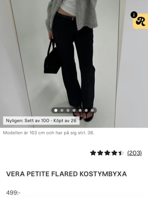 Svarta flared kostymbyxor Vera Petite - Vera petit low waist kostymbyxor ifrån bik bok. Helt nya, använd ca 3 ggr. Säljer pga för stora. 