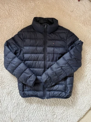Tommy hilfiger - Snygg Tommy hilfiger vår,höst jacka. Storlek 176 men passar mindre. Jag skulle säga den passar ungefär 160cm. Hör gärna av vid frågor eller funderingar.