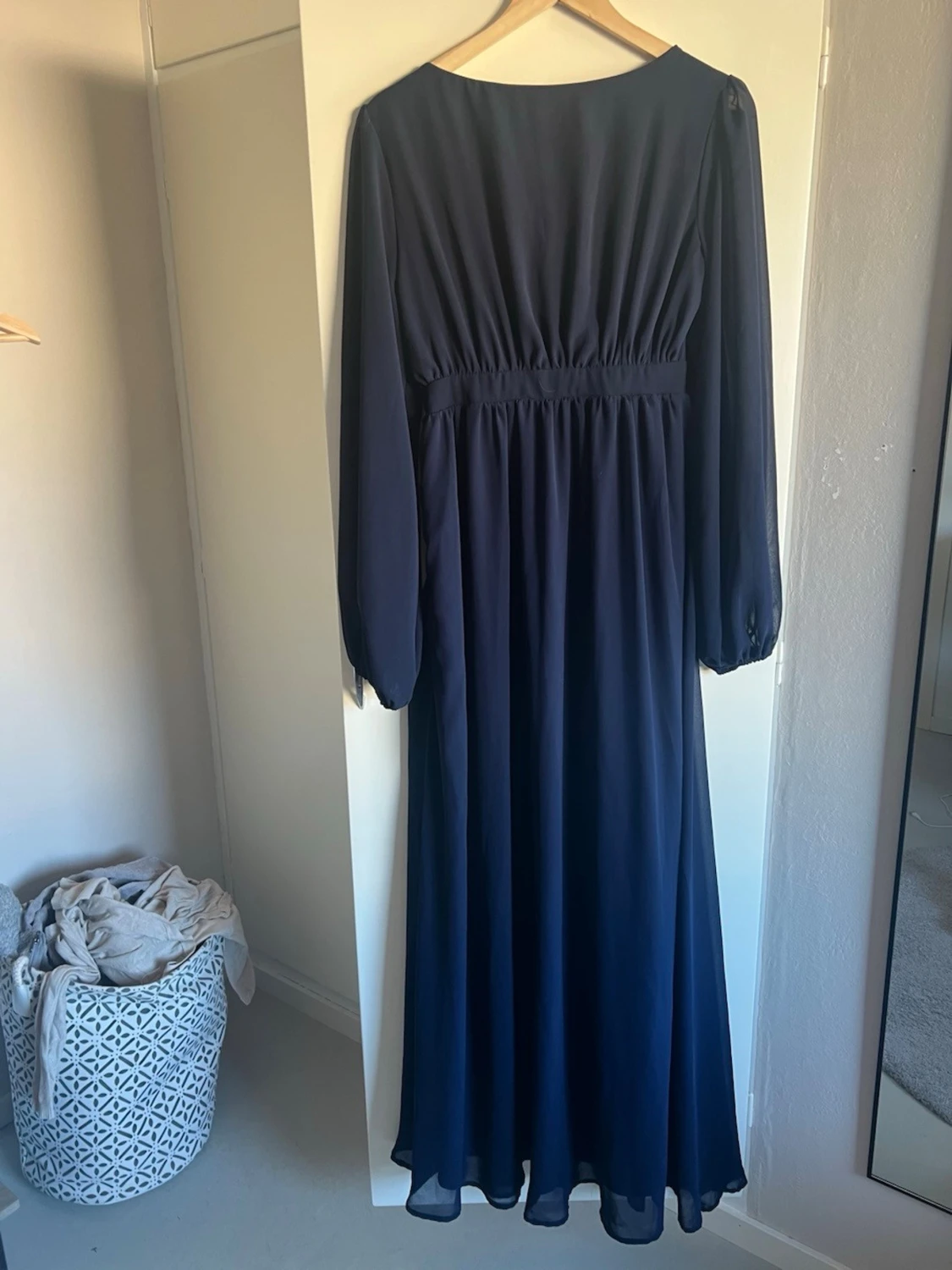 Mörkblå långklänning med v-ringning - 1