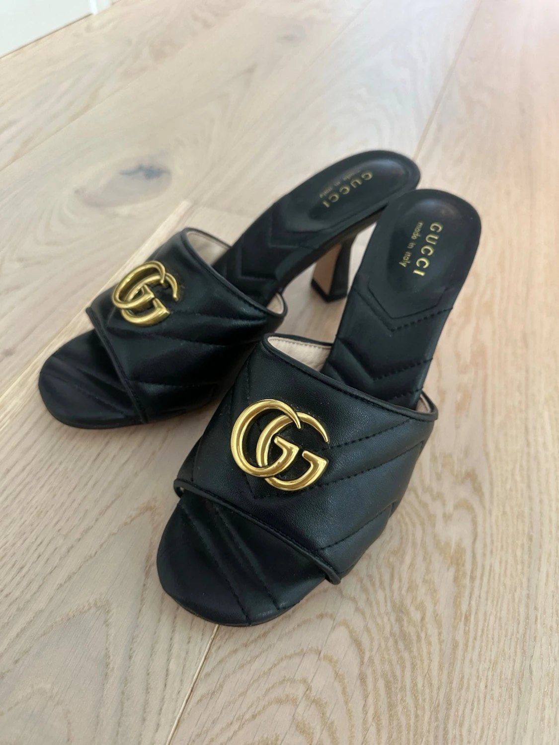 Svarta pumps med gulddetalj - 1