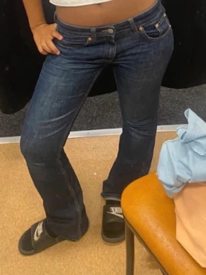Mörkblå bootcut jeans - Snygga low waist jeans💕använda många gånger men funkar lika bra fortfarande💕💕