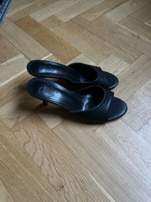 Kitten heels - Otroligt fina svarta kitten heels som säljs då de inte kommer till användning💗💗 Köpta utomlands 