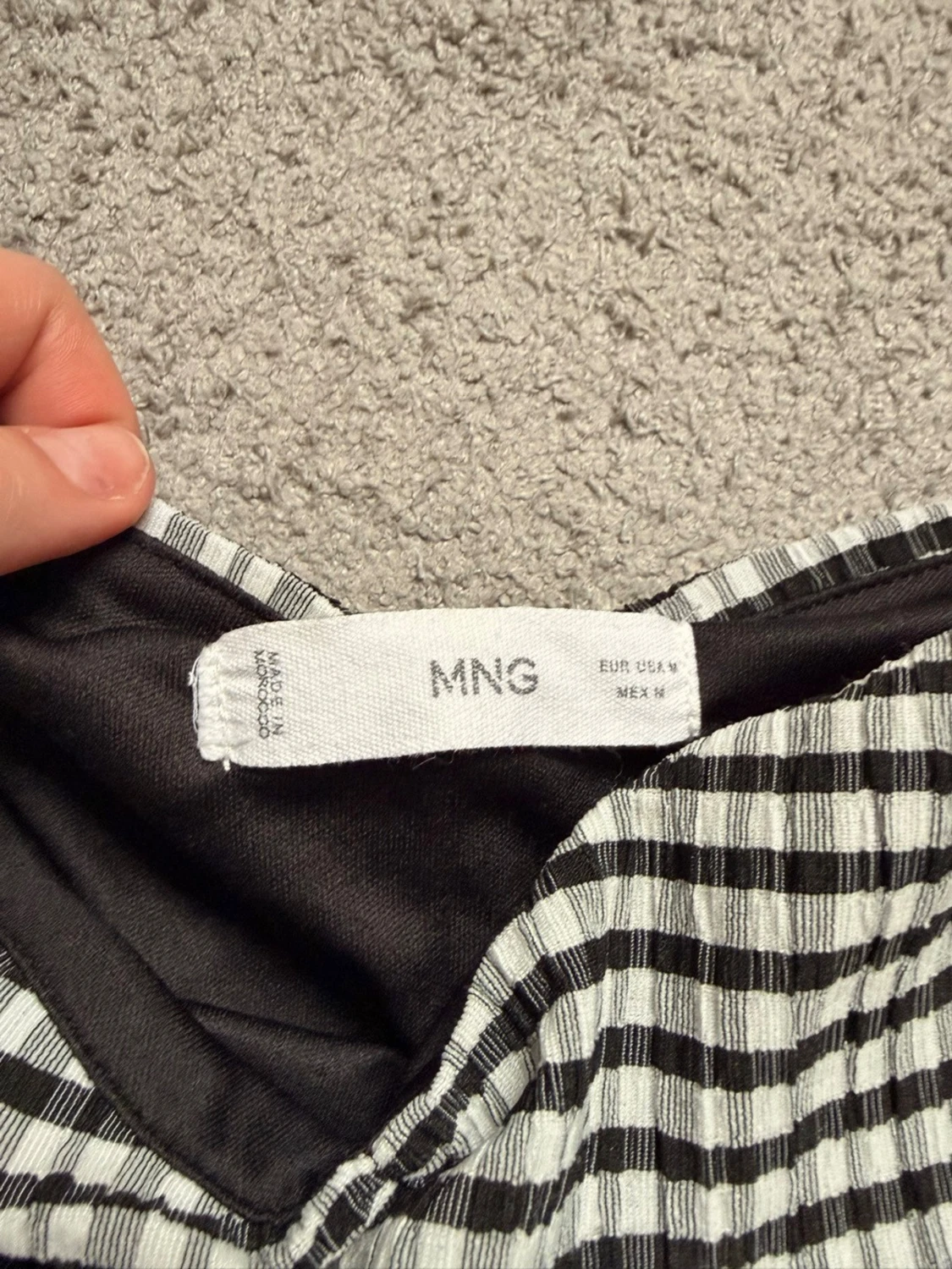 Rutig puffärmad topp i svartvitt - 2