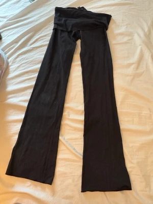 SKIMS fold over leggings - Säljer ett par svarta leggings från SKIMS i storlek XS. Materialet är mjukt och stretchigt, 92% bomull och 8% elastan.