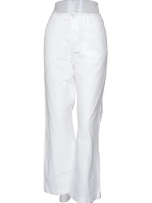 Vita vida tygbyxor  - Snygga vita tygbyxor med rak och vid passform. Byxorna har klassisk midja, fickor fram och bak samt stängs med knapp och dragkedja. Perfekta för en fräsch och luftig stil under varma dagar.