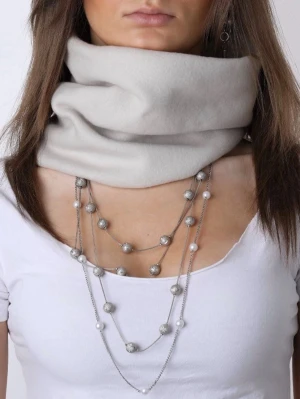 Buff - ROME - Mjuk och varm ljusgrå tubhalsduk i fleece. Enkel design utan synliga detaljer eller mönster, perfekt att dra över huvudet för extra värme. Passar till många olika stilar och är lätt att matcha med andra accessoarer.