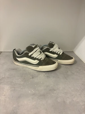 Vans knu Skool - Säljer dessa gråa Vans knu skool i väldigt bra skick, helt nya sko snören följer med vid köp! Skriv för frågor!