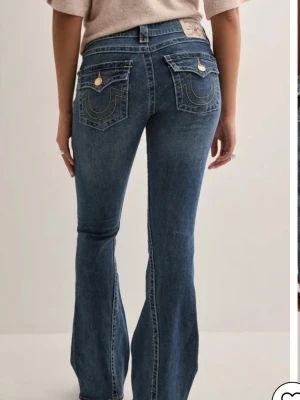 True religion jeans - True religion jeans med gula detaljer och guld knappar. Storlek 27. Har kortat till de i längden så de passar perfekt om man är ungefär 163 cm💕