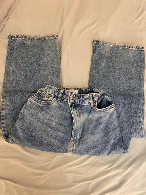 Ljusblå raka jeans från LINDEX - Säljer ett par ljusblå jeans från LINDEX med rak passform och klassisk femficksdesign. Jeansen har hög midja och är tillverkade i kraftigt denimtyg. Perfekta för en avslappnad och trendig look. Det är i storlek 158