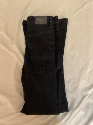 Svarta bootcut jeans från Gina Tricot  - Säljer ett par bootcut jeans från Gina Tricot. 