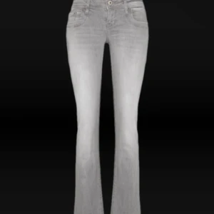 Ltb jeans - Säljer de populära slutsålda lågmidjade bootcut jeansen från Ltb! Aldrig använda bara tvättade💕