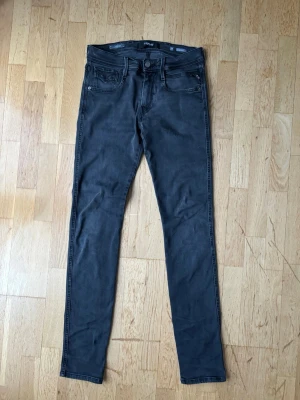 Replay anbass - Säljer ett par feta, svarta/mörkgråa jeans från replay//modellen är anbass//jeansen sitter tight//storlek W29 L34,  passar dock mindre//jeansen har inga deffekter och är i bra skick//hör av er vid frågor och prisförslag🤝