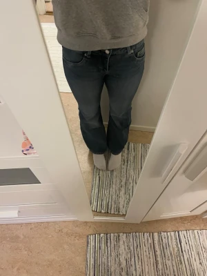 Mörkblå bootcut jeans - Säljer ett par mörkblå jeans då de inte kommit till användning så många gånger. Ganska lågmidjade.