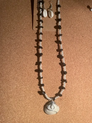 Handgjort wirewrapped snäckskal halsband med obsidian  - Handgjort av mig ett set med örhängen och halsband 