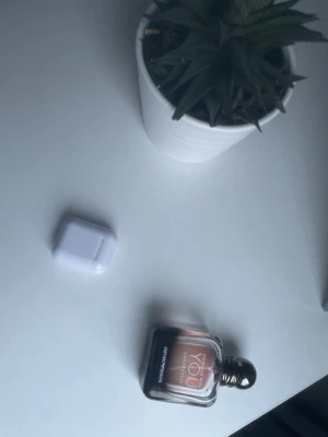 Hörlurar trådlösa - Säljer ett par stilrena trådlösa in-ear hörlurar i vit plast med tillhörande laddningsetui. Hörlurarna har en modern, minimalistisk design och passar perfekt för musik, poddar eller samtal på språng. Perfekt ljud och svin bra batteri tid. Pris kan diskuteras skriv om frågor eller intresserad