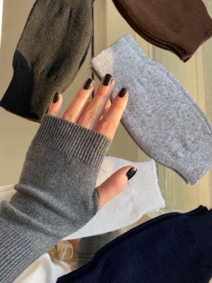 Torgvantar utförsäljning  - ❌UTFÖRSÄLJNING❌ Torgvantar i kashmirmix! Det finns 6 ljusgrå, 2 mörkgrå, 2 ljusgrå och 1 par svarta kvar, först till kvarn! Säljer alla för 500kr (11st), annars 50kr styck! 