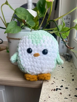 Söt mintgrön plyschpingvin - Supergullig handgjord pingvin. 