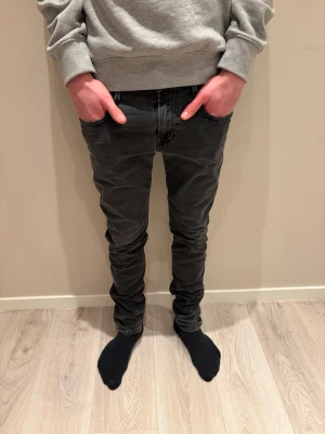 Gråa Replay jeans - W30 - Replay jeans 👖✨ Gråa med en unik blå Replay-logga på byxficka 💙 Slim fit, storlek W30 👀 Nypris ca 1 500 kr 💸 – vårt pris 449 kr 🔥 Sitter riktigt bra och ger en clean, stilren look 😎 Passar modellen som är ca 175 cm och väger runt 62 kg Hör av er om ni har frågor eller vill ha fler bilder 💬